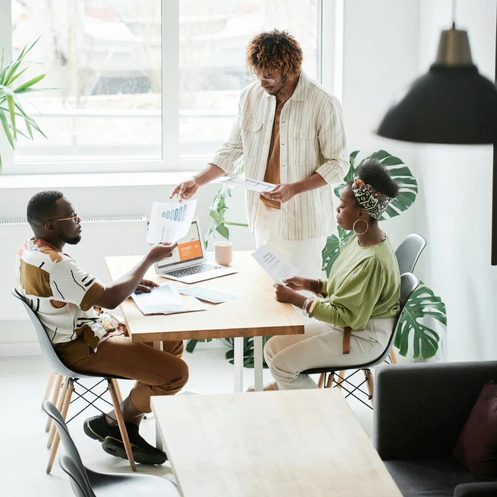 Notary public meeting with client in the Rio Grande Valley